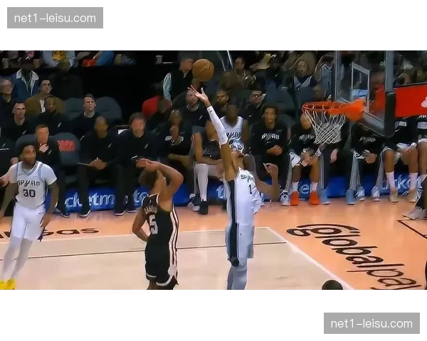 文班亚马二次助攻达3.8次，防守迫使对手命中率暴跌