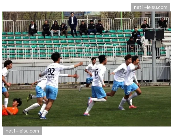 青岛西海岸主场一球小胜，戴维森82分钟绝杀深圳
